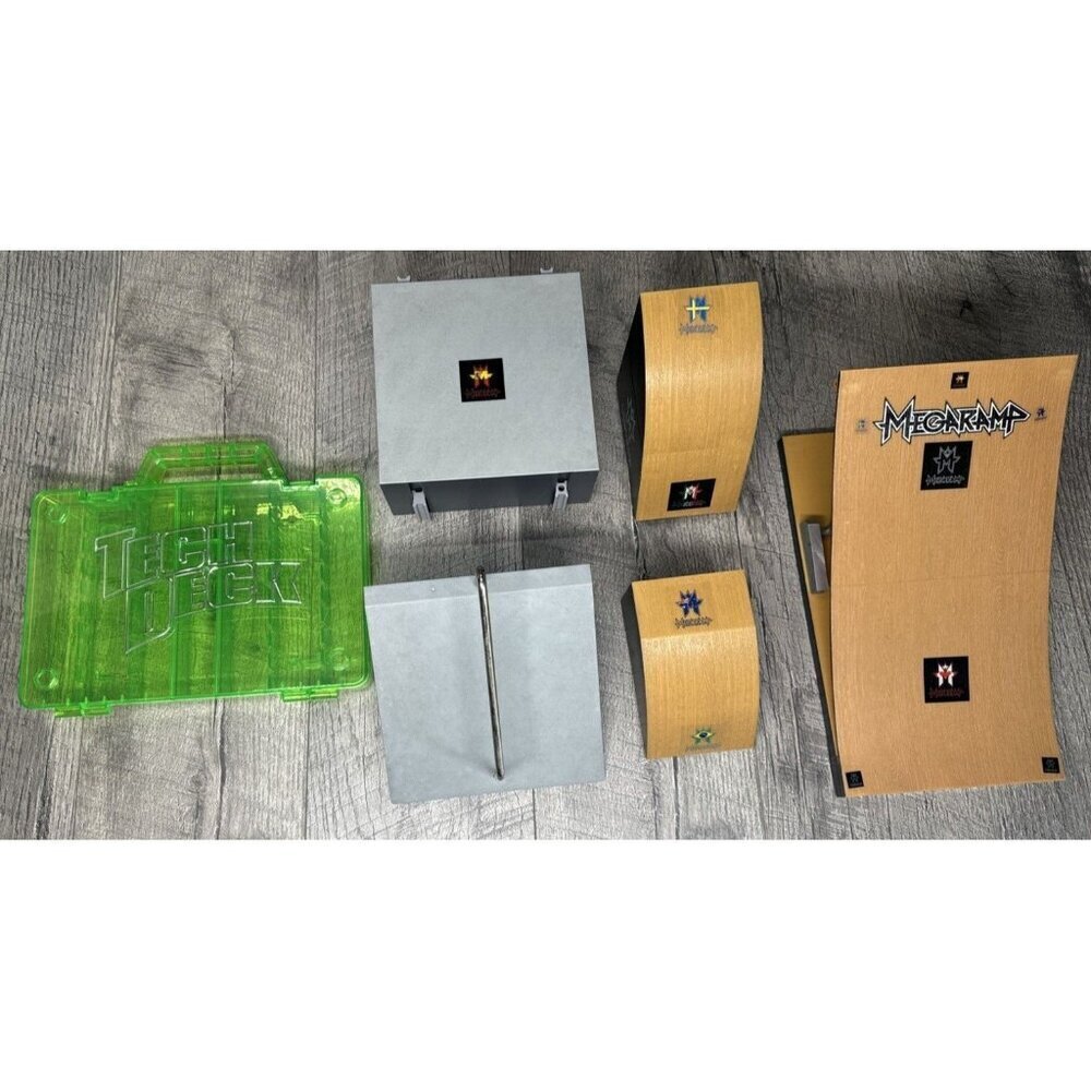 Tech Deck Tony Hawk Skatepark Ramp Lot Green Carrying Case Megaramp Vintage